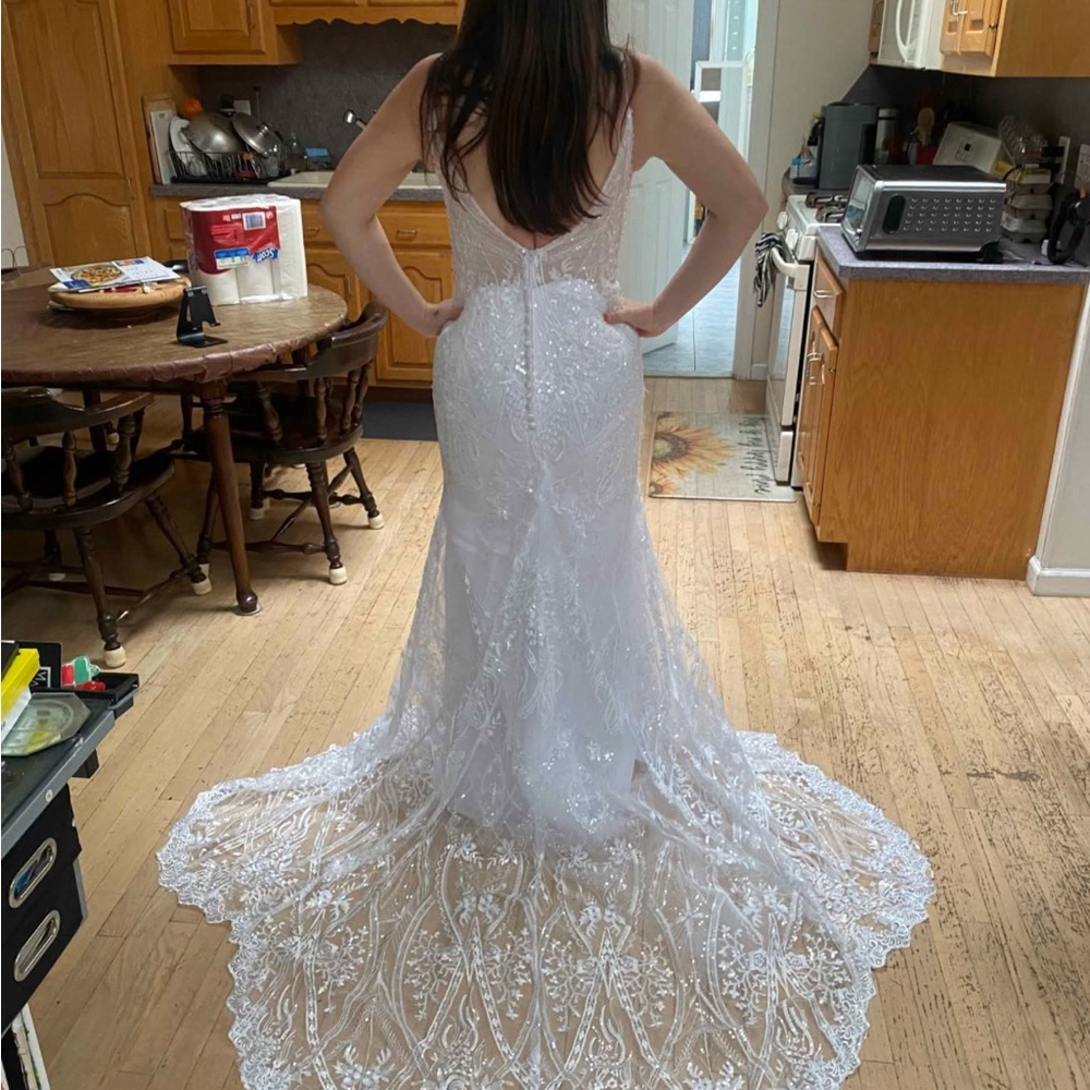 Beaded wedding dress with train - Picture 2 of 10